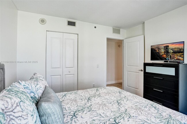 Building Photo - 2681 N Flamingo Rd