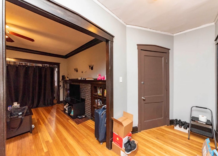 Building Photo - 1310 W Montrose Ave