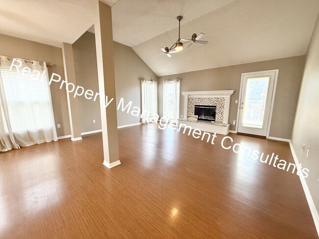 Building Photo - Spacious 4-Bedroom Reverse Split-Level in ...