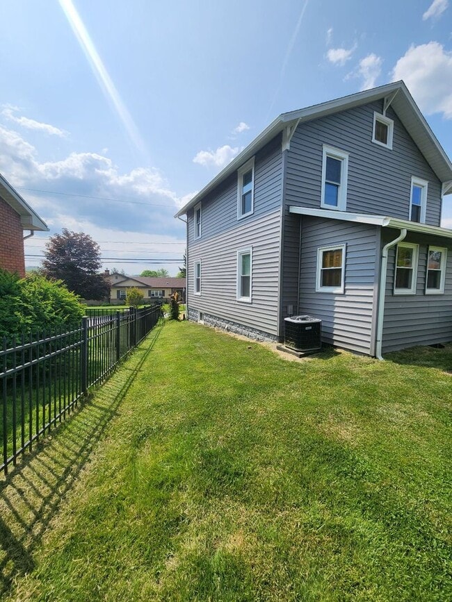 Building Photo - 3 Bed/2 Bath House Located in Suncrest Lawncare included - Available NOW