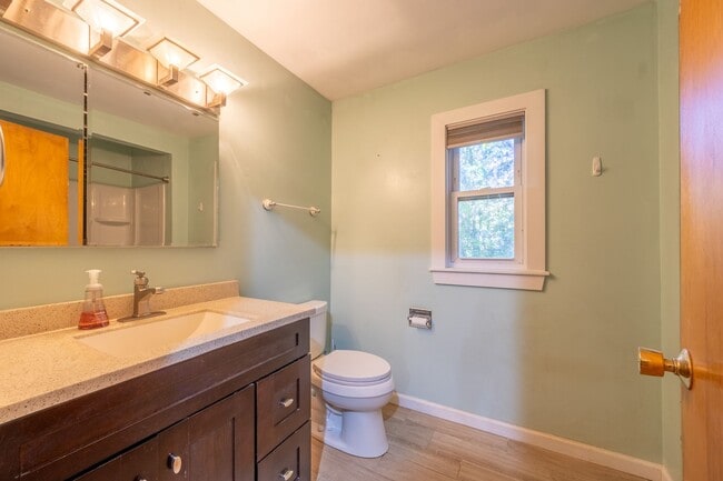 Building Photo - 3-Bedroom Ranch with Updated Kitchen