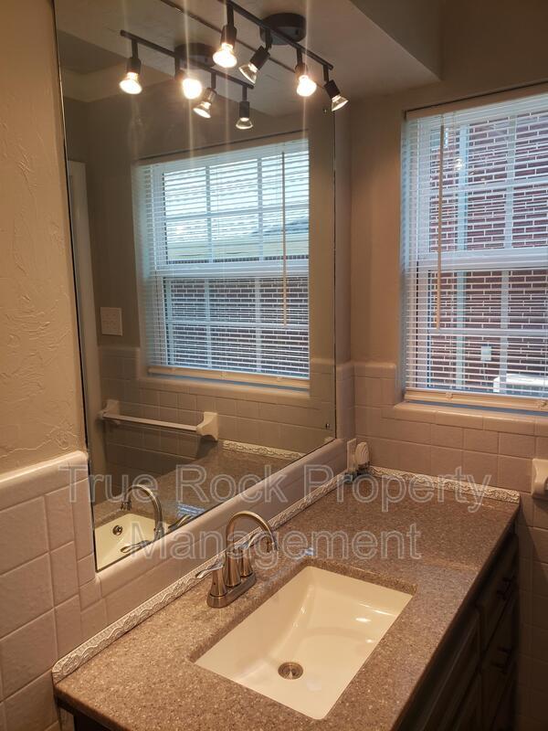 Building Photo - 204 S Morrison Dr