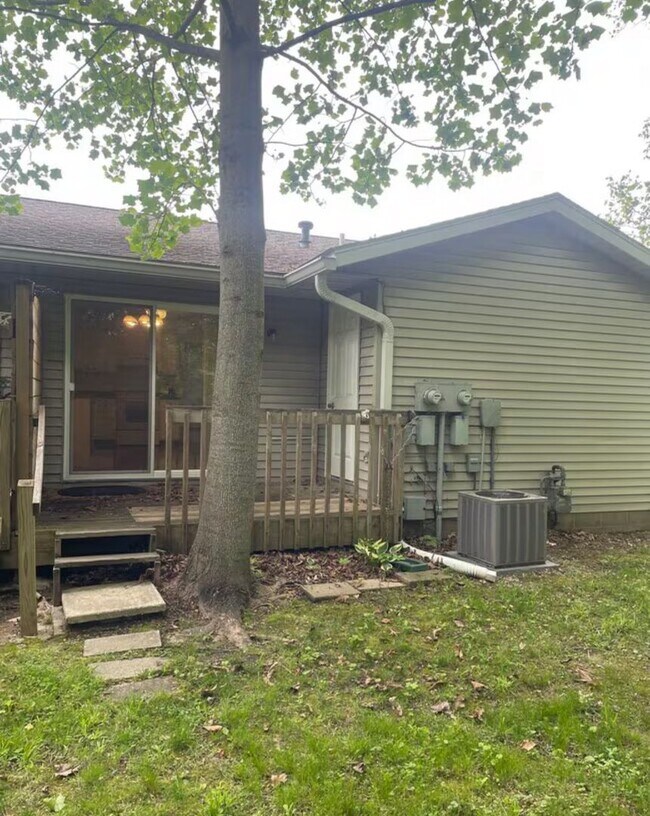 Building Photo - 3 bedroom/ 2 bath