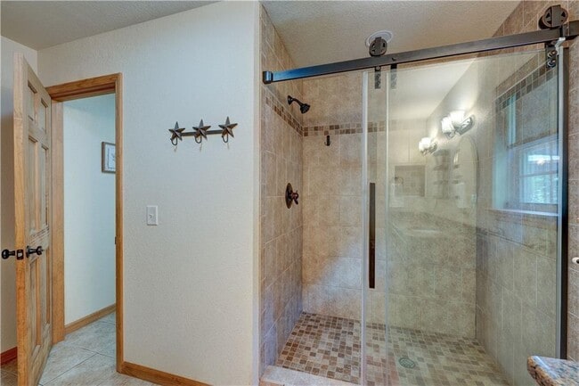 Building Photo - 495 Chicory Dr E