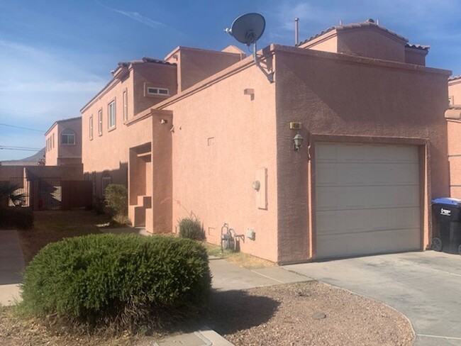 Building Photo - 2 Bedroom Townhouse