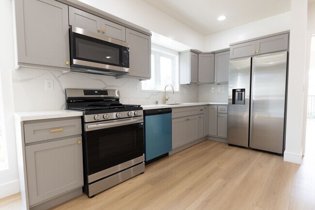 Building Photo - 2055 S Garth Ave