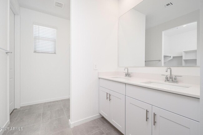 Building Photo - 17305 W Sanna St