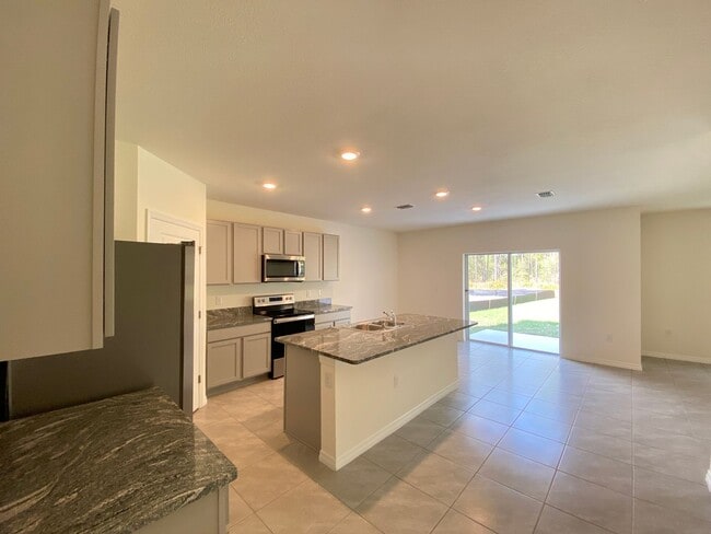 Building Photo - Desirable SE Ocala Subdivision - Lake Diamond-North - 4/3/2 *Available Soon* Won't Last!