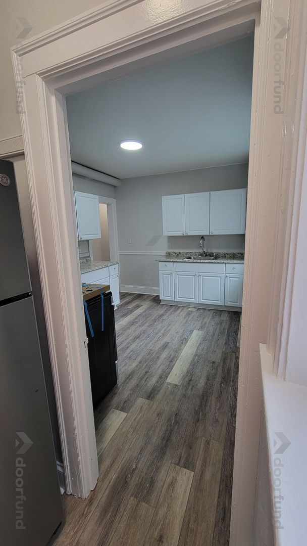 Building Photo - 1008 Main St