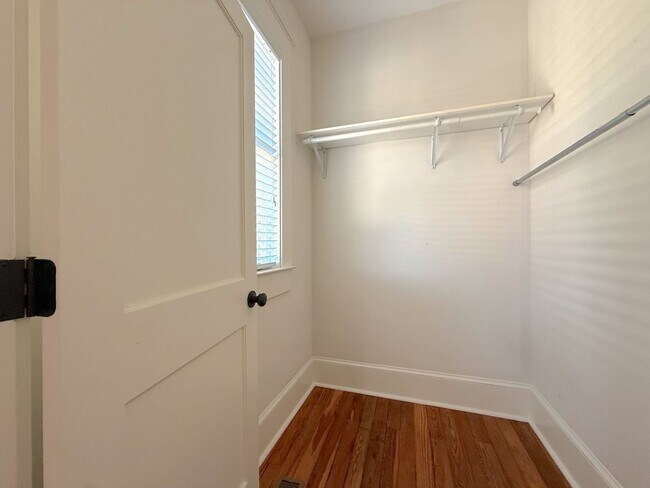 Building Photo - 1268 College St