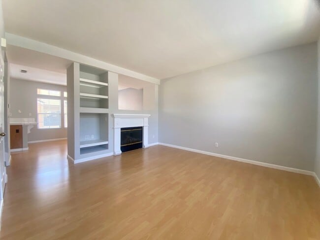 Building Photo - 2-Bedroom + Loft Condo for rent! Downtown ...
