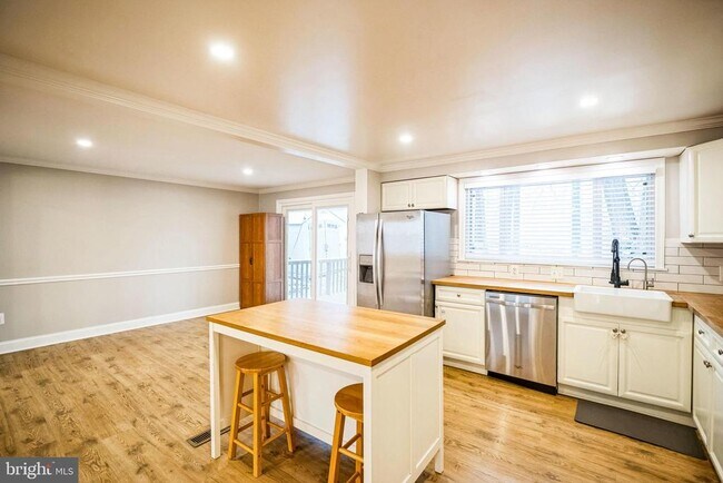 Building Photo - 16080 Deer Park Dr
