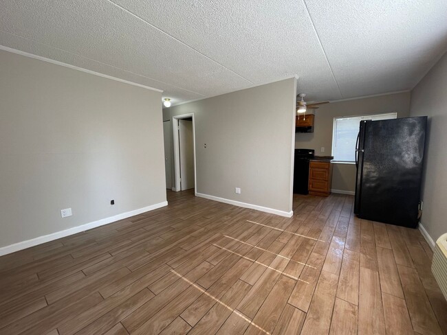 Building Photo - 2 Bedroom and 1 Bath Condominium.  Conveni...