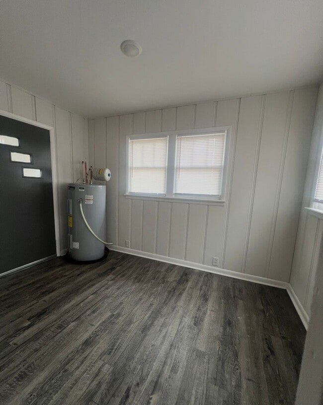 Building Photo - 4 bedroom 2 Bath - Available Now on Main Ave SW