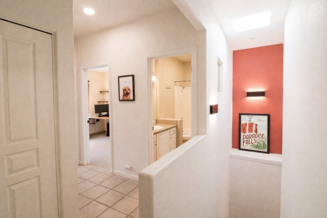 Building Photo - Beautiful 3 Bed, 2.5 Bath Townhome with A/C and 2-Car Garage