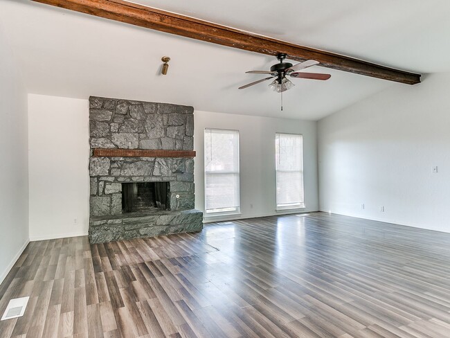 Building Photo - Beautiful 4 bedroom in South Tulsa and Union School District
