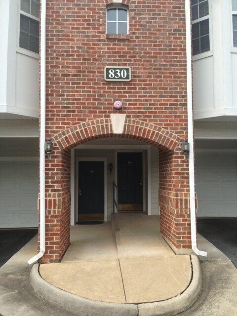Building Photo - 830 Beverley Dr
