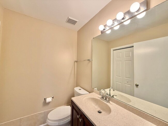 Building Photo - Newly Remodeled 2BD, 1.5BA Raleigh Condo in Prime Location with HOA Amenities