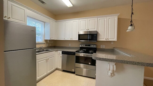 Building Photo - 2 Bedroom, 2.5 Bathrooms Townhome in the H...