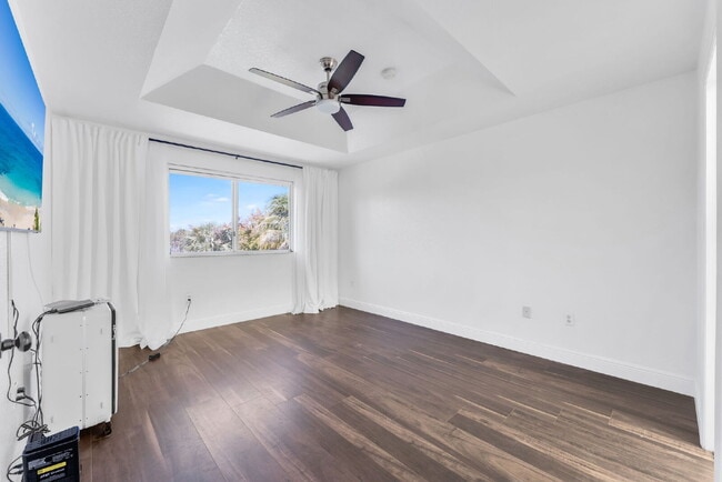 Building Photo - Stunning lakefront townhouse in gated Homestead community.