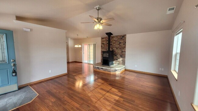 Building Photo - 13130 Lookingglass Rd