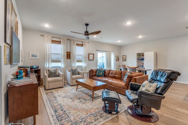 Building Photo - SPACIOUS 4-BEDROOM HOME IN BELLA ROSA