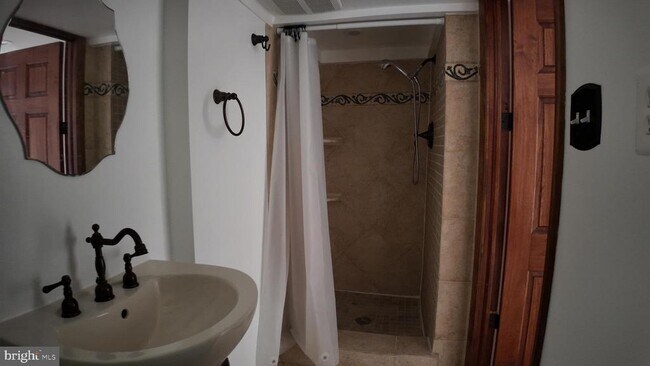 Building Photo - 4419 Renn St