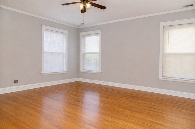 Building Photo - 940 E 48th St