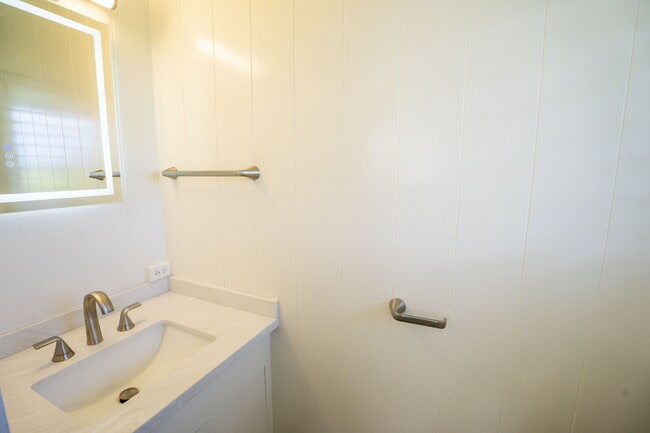 Building Photo - Welcome Home to Waimanalo!