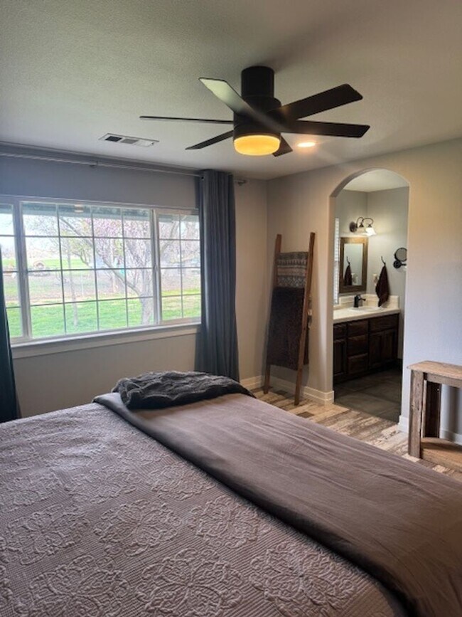 Building Photo - Country Style Living in this Charming Home in Anderson