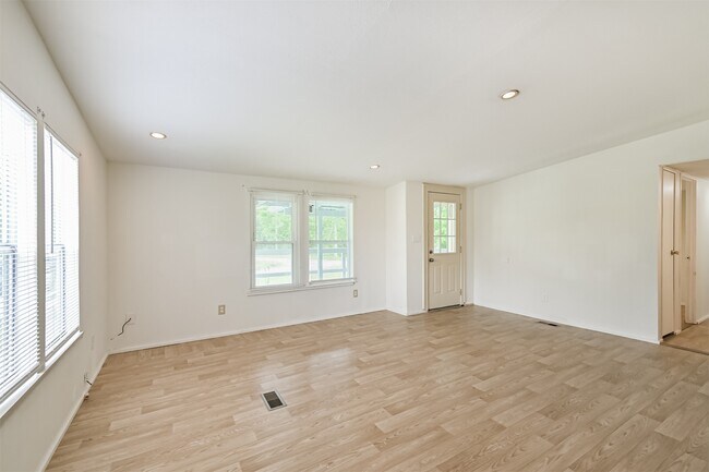Building Photo - 1749 Max Rd