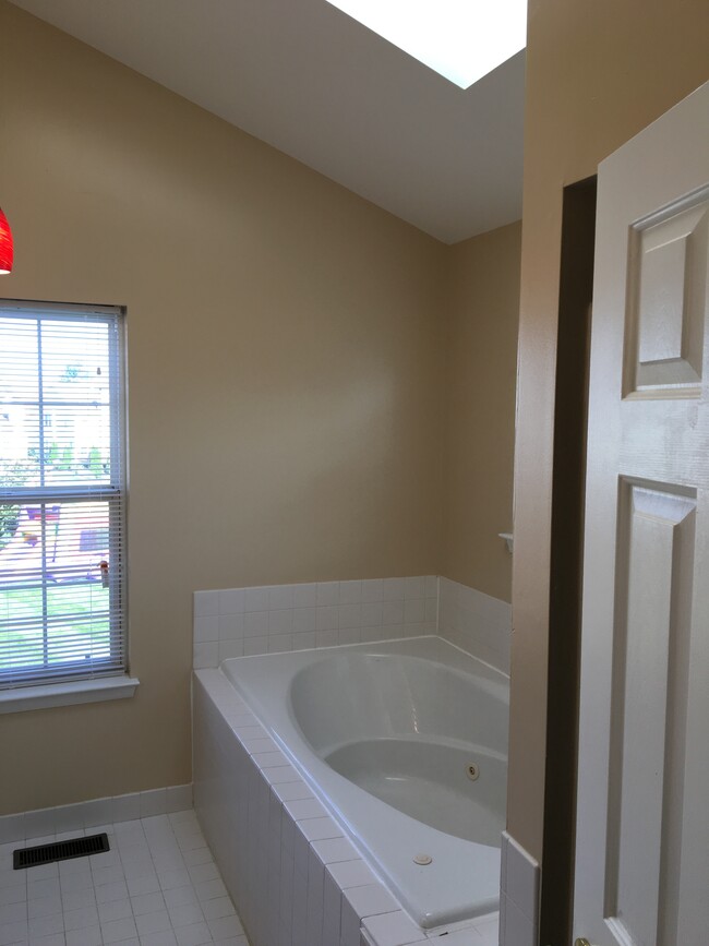 Building Photo - 4011 Greenes Way Cir
