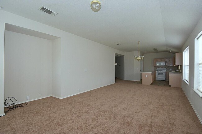 Building Photo - 3 BEDROOM 2 BATH COZY HOME WITH NEW UPGRAD...