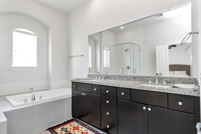 Building Photo - 1221 Bonner St