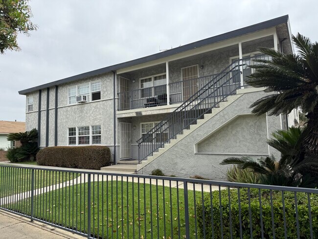 Front of 7 unit building - 3970 Sawtelle Blvd
