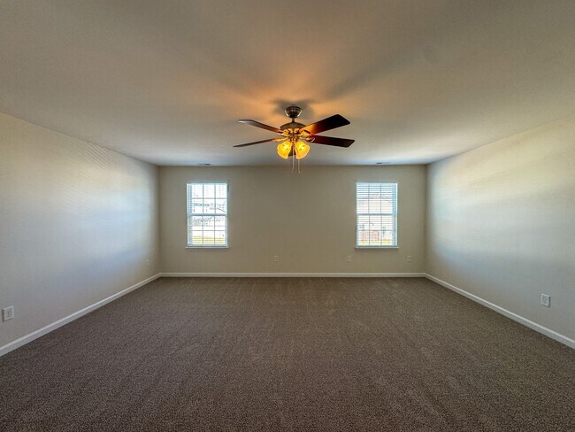 Building Photo - Lovely 5 Bed 3 Bath Home with Community Amenities