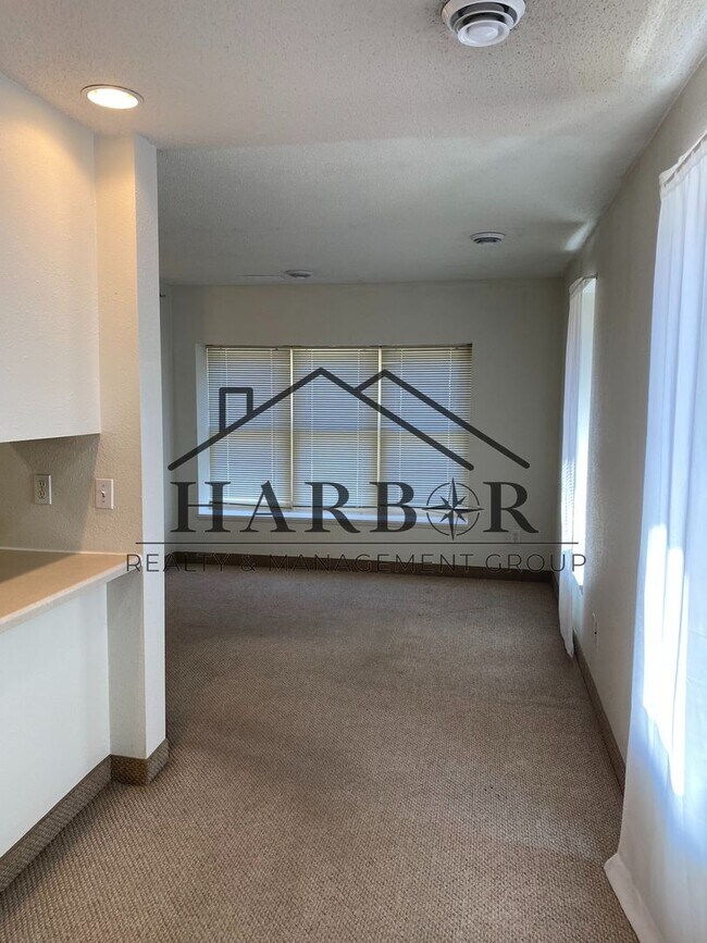 Building Photo - 146 S Broadway Ave