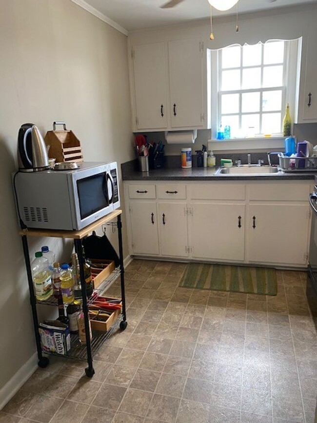Building Photo - Available June 2025 - 2nd floor apartment ...