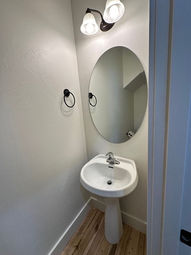 Building Photo - Beautiful 4 bedroom townhome