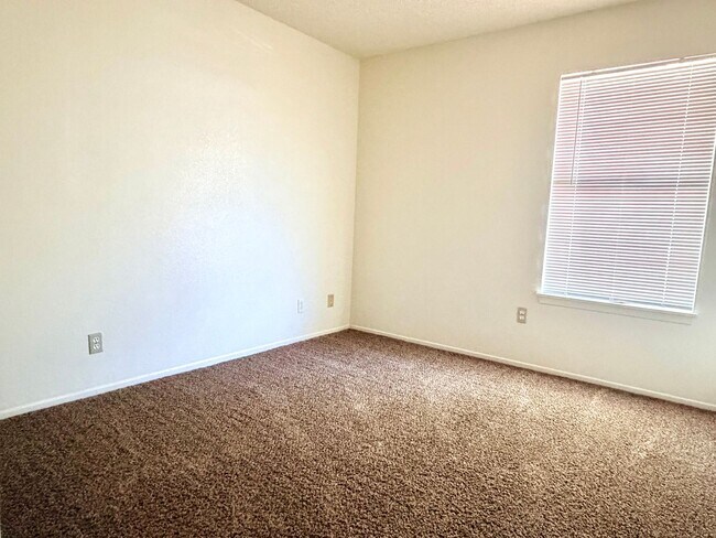 Building Photo - 8449 Viburnum Ave