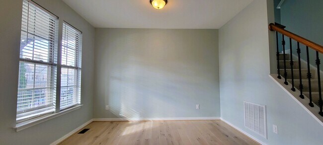 Building Photo - Large 4 bedroom 3 1/2 bath home that backs up to the 15th green in Magnolia Green.