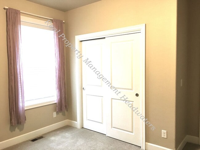 Building Photo - 5 Bedroom 3 Bath House for Rent