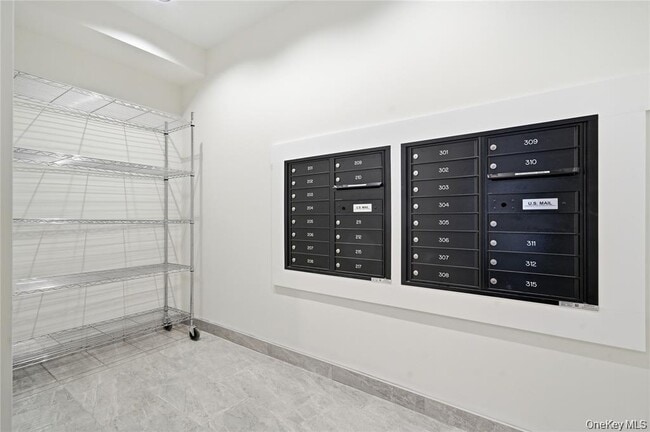 Building Photo - 180 Deer Park Ave