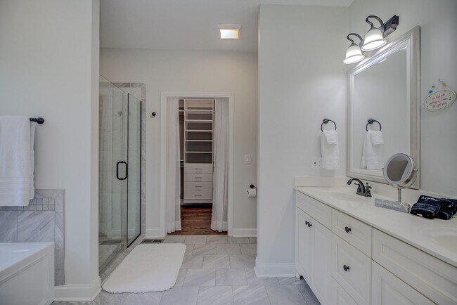 Building Photo - Fully Furnished, Short Term Rental, 1 Mont...