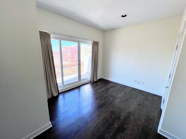 Building Photo - 2041 W North Ave