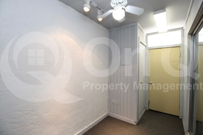 Building Photo - 9021 W Elm St