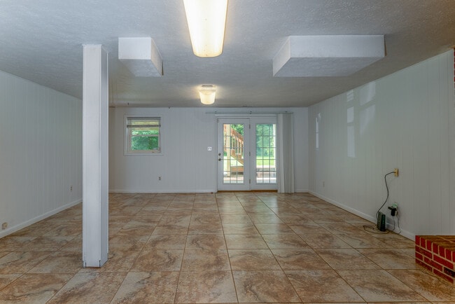 Building Photo - 493 Kings Creek Rd