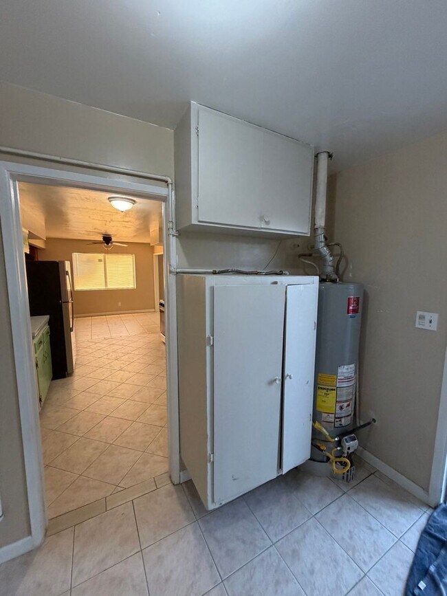 Building Photo - Affordable 3 BD 2 BA house in SW Bakersfield on a corner lot