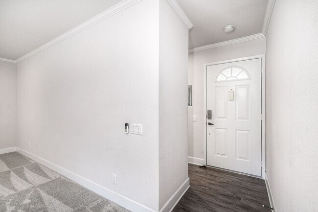 Building Photo - 1 Bedroom, 1 Bathroom Condo in the Villa La Jolla Community