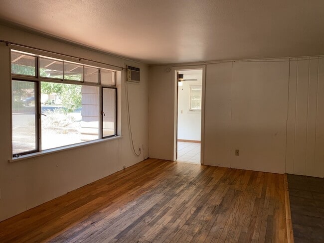 Building Photo - STUDENTS WELCOME! Cute 4-Bedroom / 1-Bath Home w/ Spacious Fenced Yard